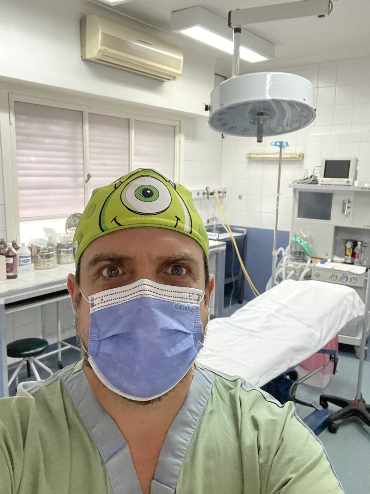 Dr. López Vargas durante un procedimiento
