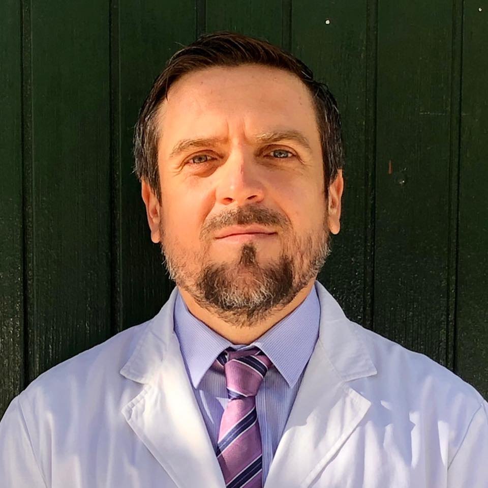 Dr. Rogelio López Vargas en su consultorio