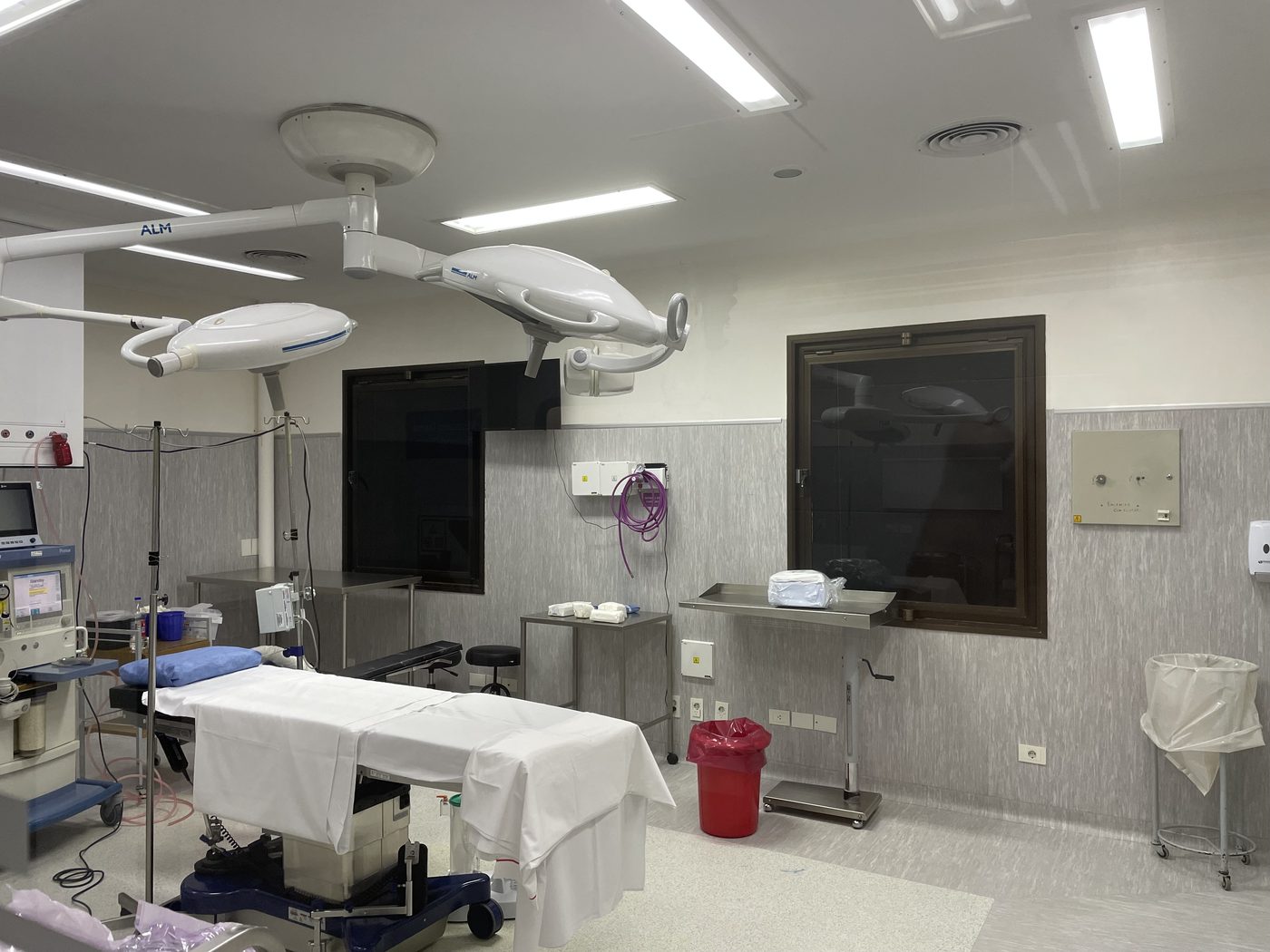Quirófano equipado para cirugía urológica mínimamente invasiva